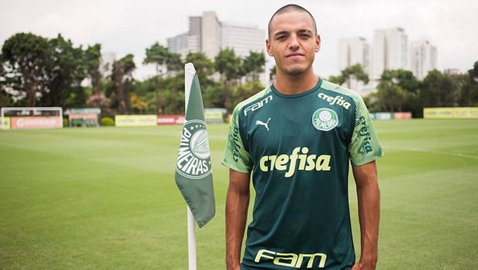 Desfalques na lateral devem abrir espaço para Gabriel Menino no Palmeiras