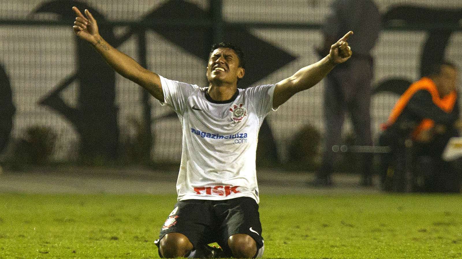 Com paralisação no futebol chinês, Paulinho treina no CT do Corinthians