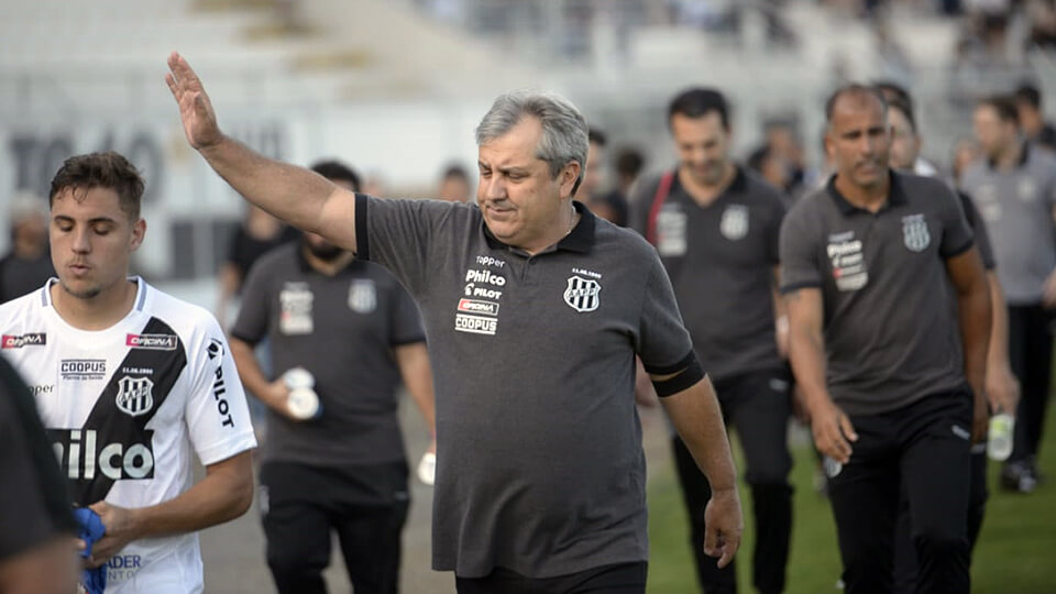 Em queda livre, Ponte Preta anuncia demissão de Gilson Kleina