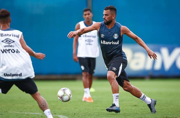 Gaúcho: Em entrevista quente, volante do Grêmio se irrita: “Não sou filho do Renato”