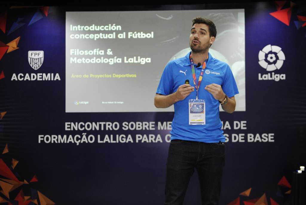 Juan Florit explica quais os pilares da metodologia utilizada pela LaLiga, (Rodrigo Corsi/FPF) 