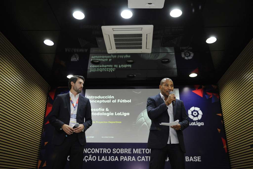 Albert Castelló (esq.) e Mauro Silva (dir.) em evento da LaLiga na sede da FPF (Rodrigo Corsi/FPF) 