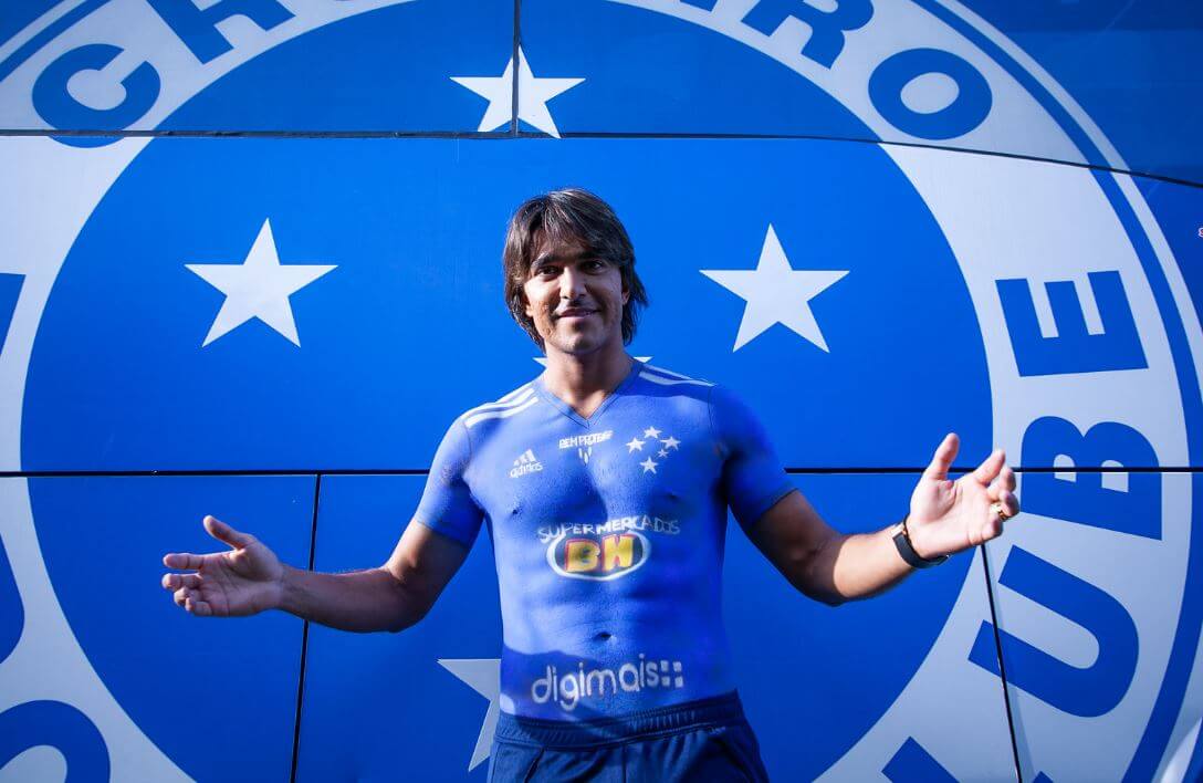 Mineiro: Artilheiro é apresentado com camisa do Cruzeiro pintada no corpo