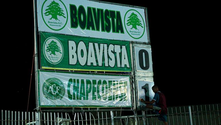 Placar manual em Saquarema! (Foto: Márcio Cunha / Chapecoense)