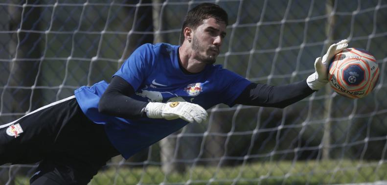 Goleiro de R$ 23 milhões elogia concorrente, mas foca na titularidade no RB Bragantino
