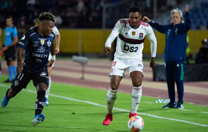 Conmebol aprova decisões de juiz em jogo do Fla na Recopa e divulga áudios de VAR