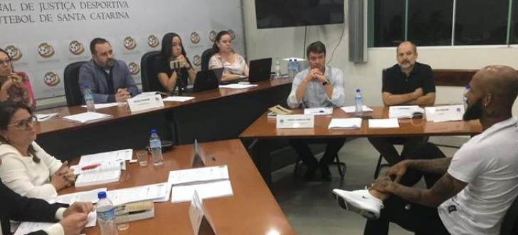 Catarinense: Pleno do TJD define punições por conta de confusão em clássico