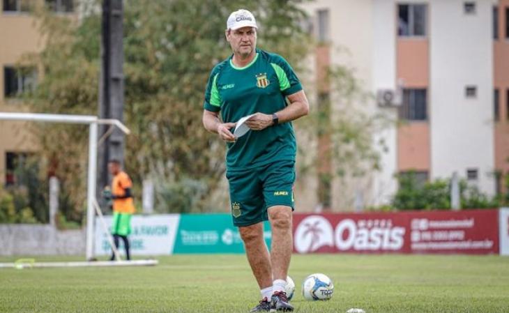 Sampaio deixa portas abertas para Brigatti e confirma auxiliar como treinador