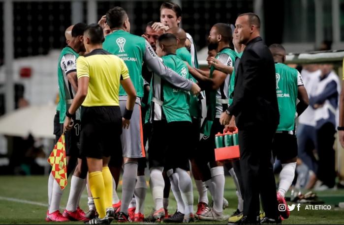 Presidente revela que Atlético-MG busca atacante e mostra confiança em Dudamel