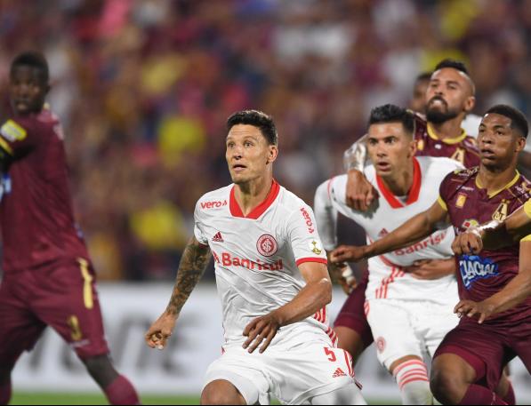 Zagueiro Musto é absolvido em julgamento por causa de expulsão no Gre-Nal