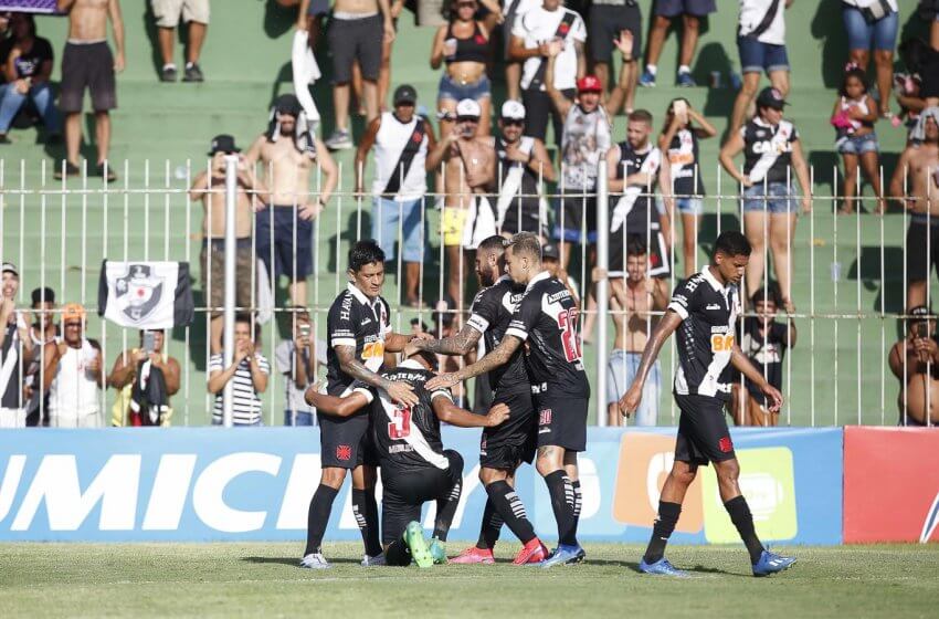 Jogadores de time do Brasileirão cobram diretoria por salários atrasados