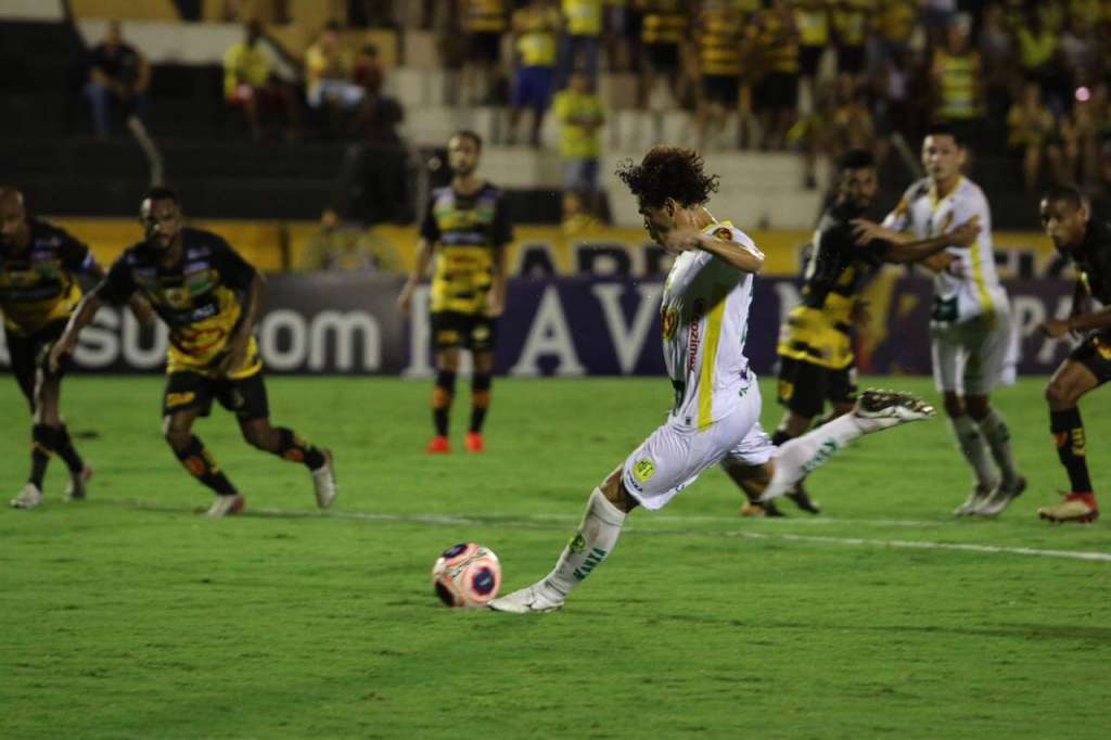 Camilo cobra pênalti para marcar o gol do Mirassol (Foto: Marcos Freitas/Mirassol)