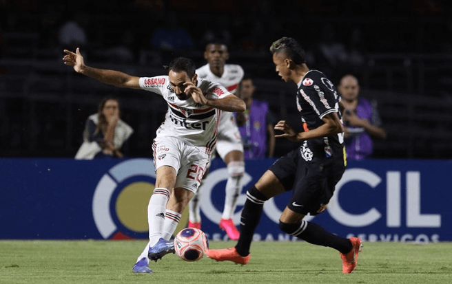 Federação multa São Paulo em R$ 10 mil pelos incidentes com o árbitro no clássico