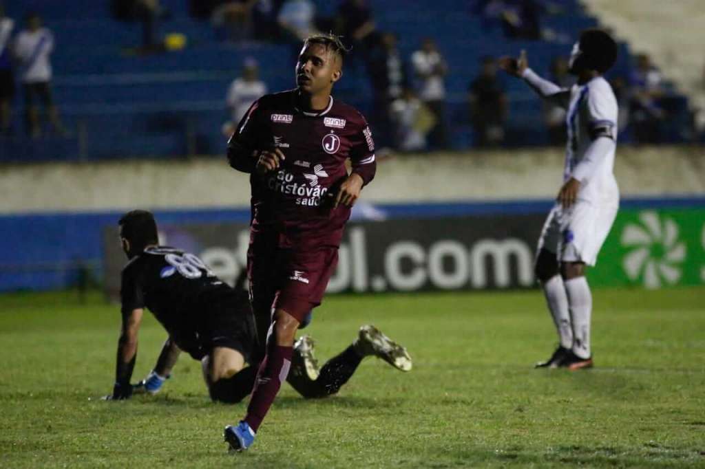 Léo Castro comemora um dos dois gols marcados diante do Taubaté (Foto: Alê Vianna/Juventus)