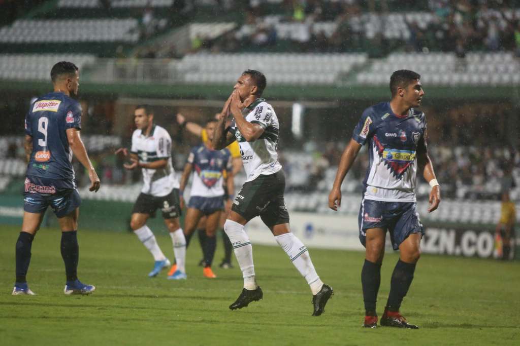 Robson comemora o segundo gol do Coritiba (Foto: Site Oficial Coritiba)