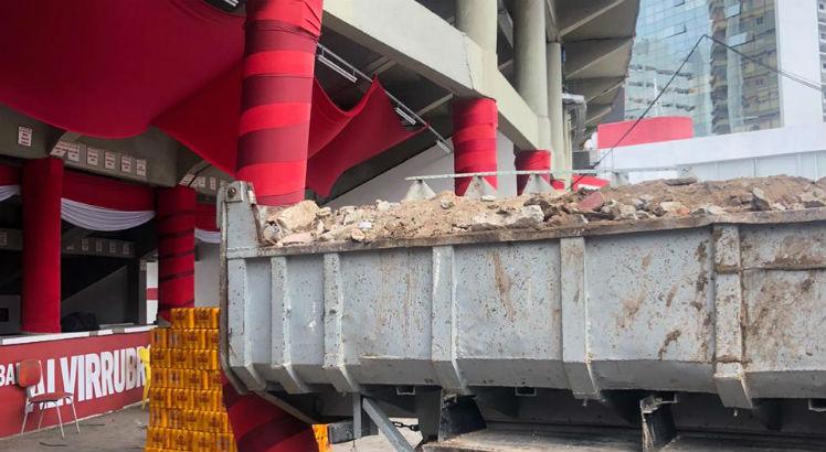 Caminhão perde o controle e entorta coluna do Estádio dos Aflitos