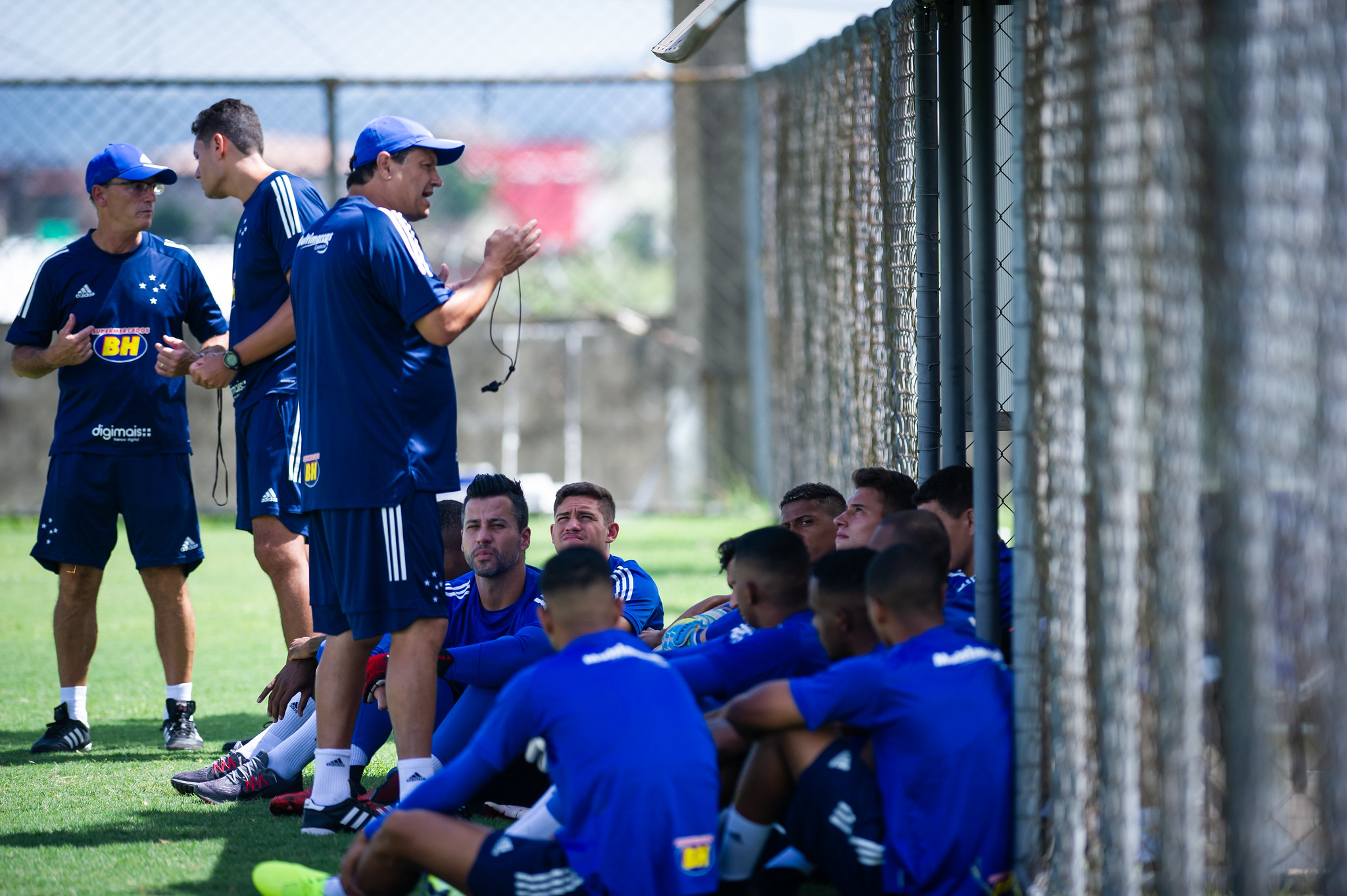 Antes de folga no carnaval, Adilson prioriza conversa em treinamento do Cruzeiro