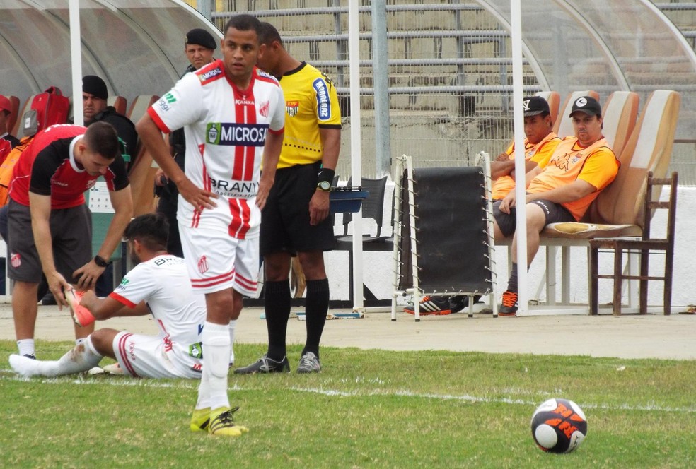 Douglas Netto fez grande jogo em prol do Capivariano