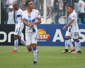 Garoto da base comemora gol e vitória do Água Santa: 
