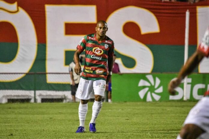 Léo Pereira, lateral direito da Portuguesa (Foto: Ronaldo Barreto/NETLUSA)