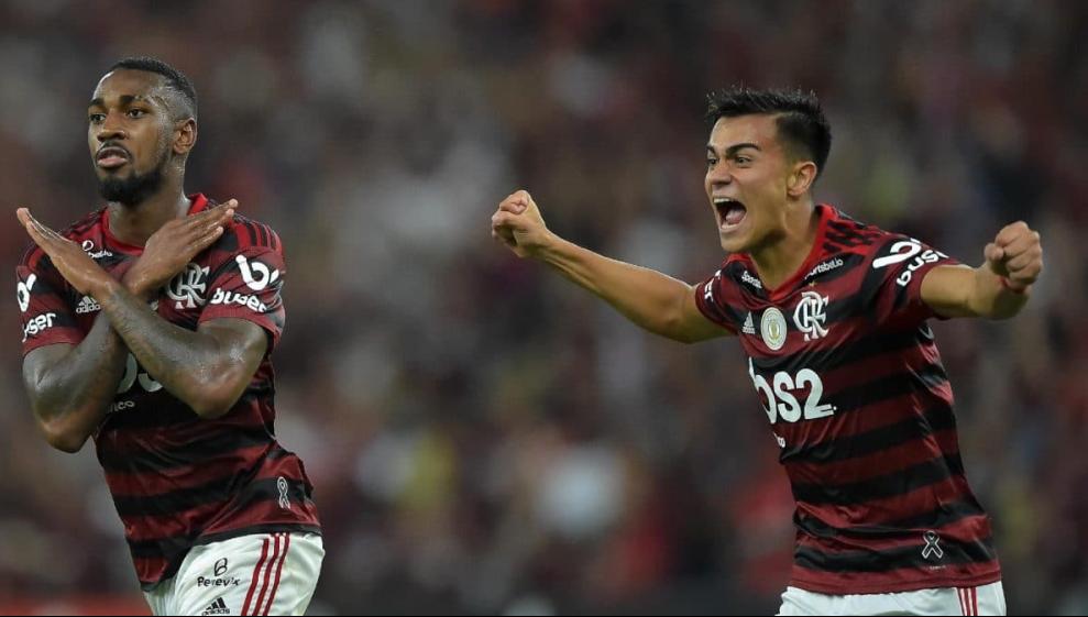 Meia do Flamengo perde carteira em Carnaval e pede ajuda a internautas