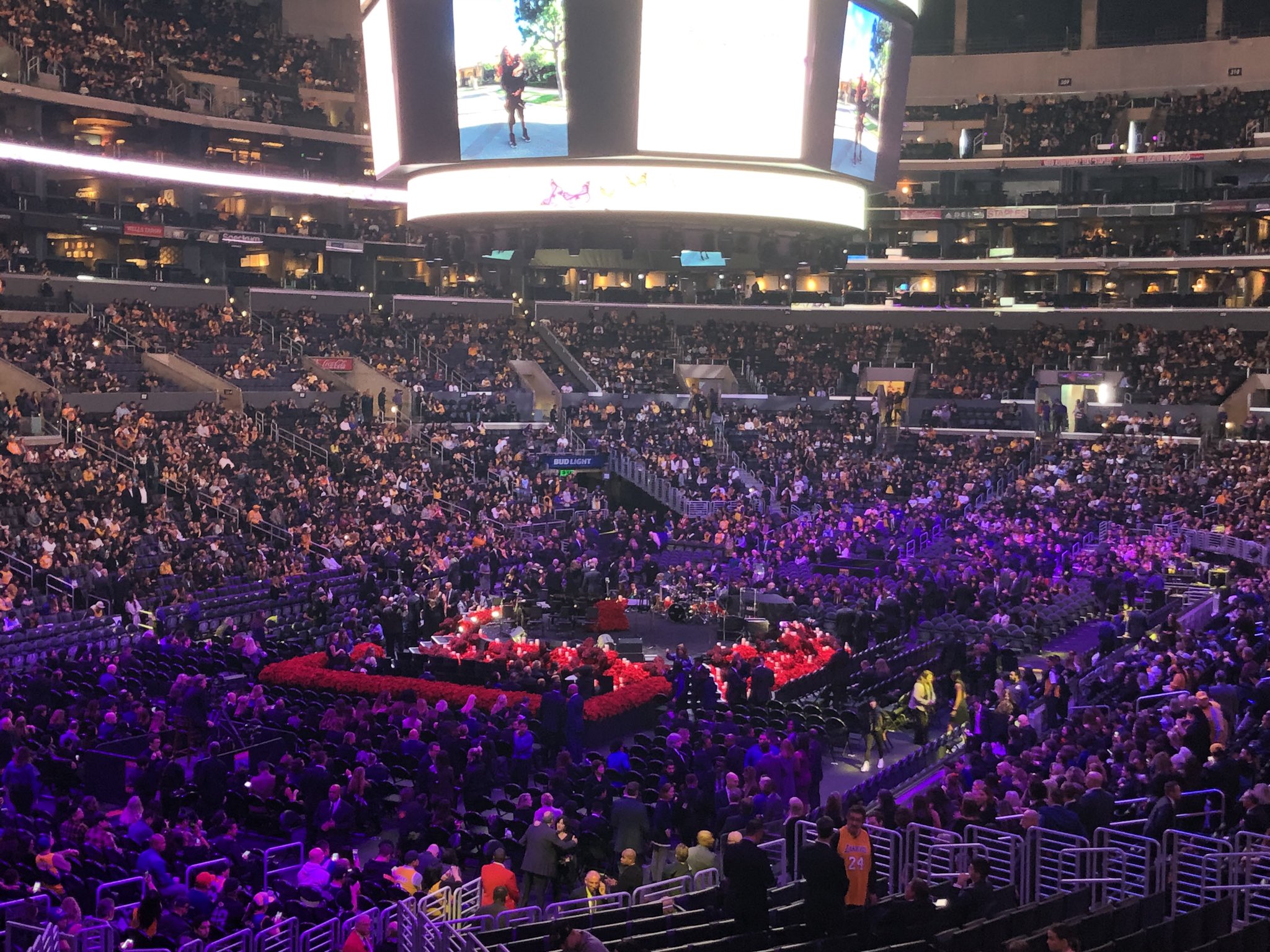 Família, fãs e estrelas da NBA se despedem de Kobe em cerimônia no Staples Center