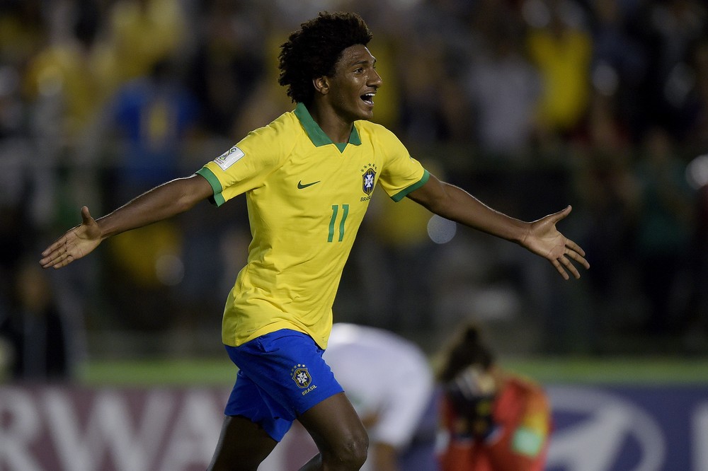 Atacante de time do Brasileirão pisa em pedra e quebra o pé em piscina natural