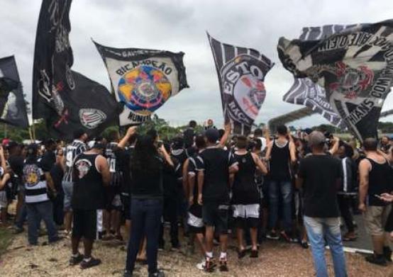 Principal organizada do Corinthians marca protesto para o CT nesta quarta-feira
