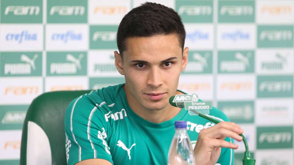Raphael Veiga concedeu entrevista coletiva nesta terça-feira e comemorou renovação (Foto: Divulgação/Palmeiras)