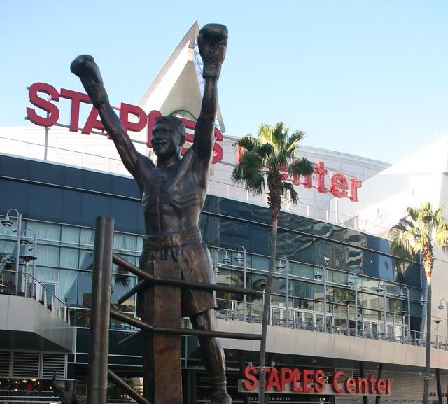 De La Hoya aceita ceder espaço de sua estátua no Staples Center para Kobe Bryant