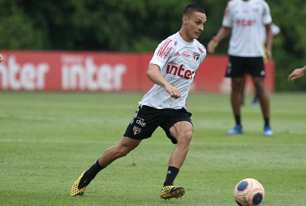 Antony sofre lesão, deixa treino do São Paulo e vira dúvida contra a Ponte Preta