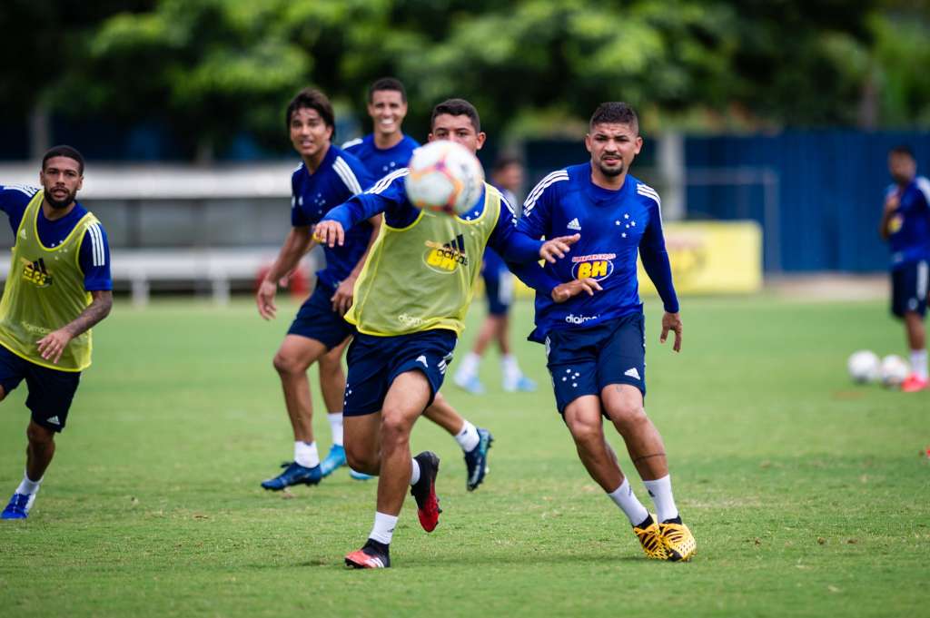 Marcelo Moreno treina como titular e deve reestrear pelo Cruzeiro no domingo