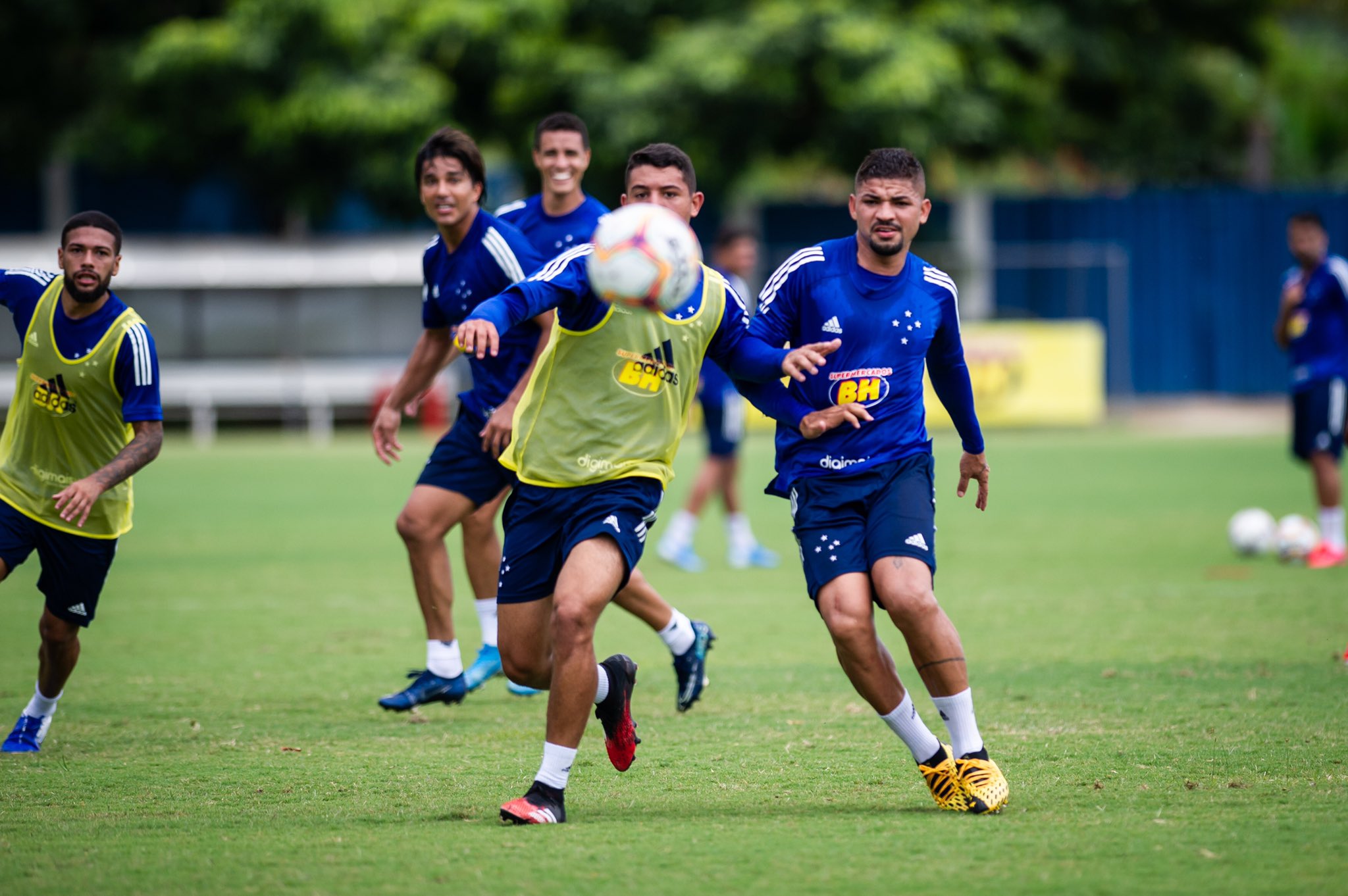 Marcelo Moreno treina como titular e deve reestrear pelo Cruzeiro no domingo