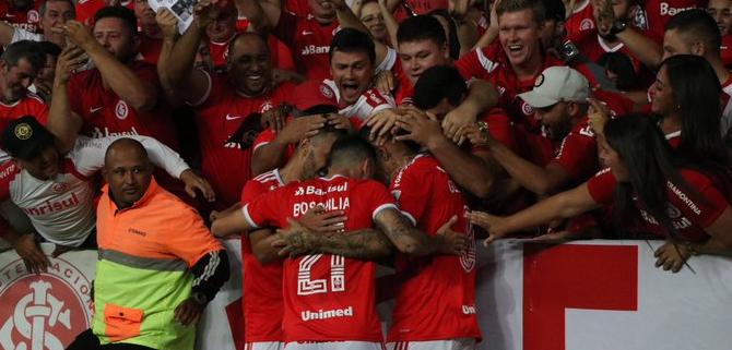 Guerrero festejou muito com os torcedores colorados