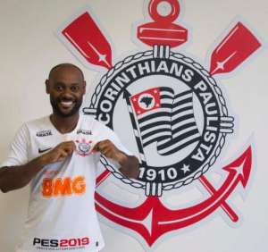 Atacante nega corpo mole dos jogadores e lamenta 'vacilos' do Corinthians