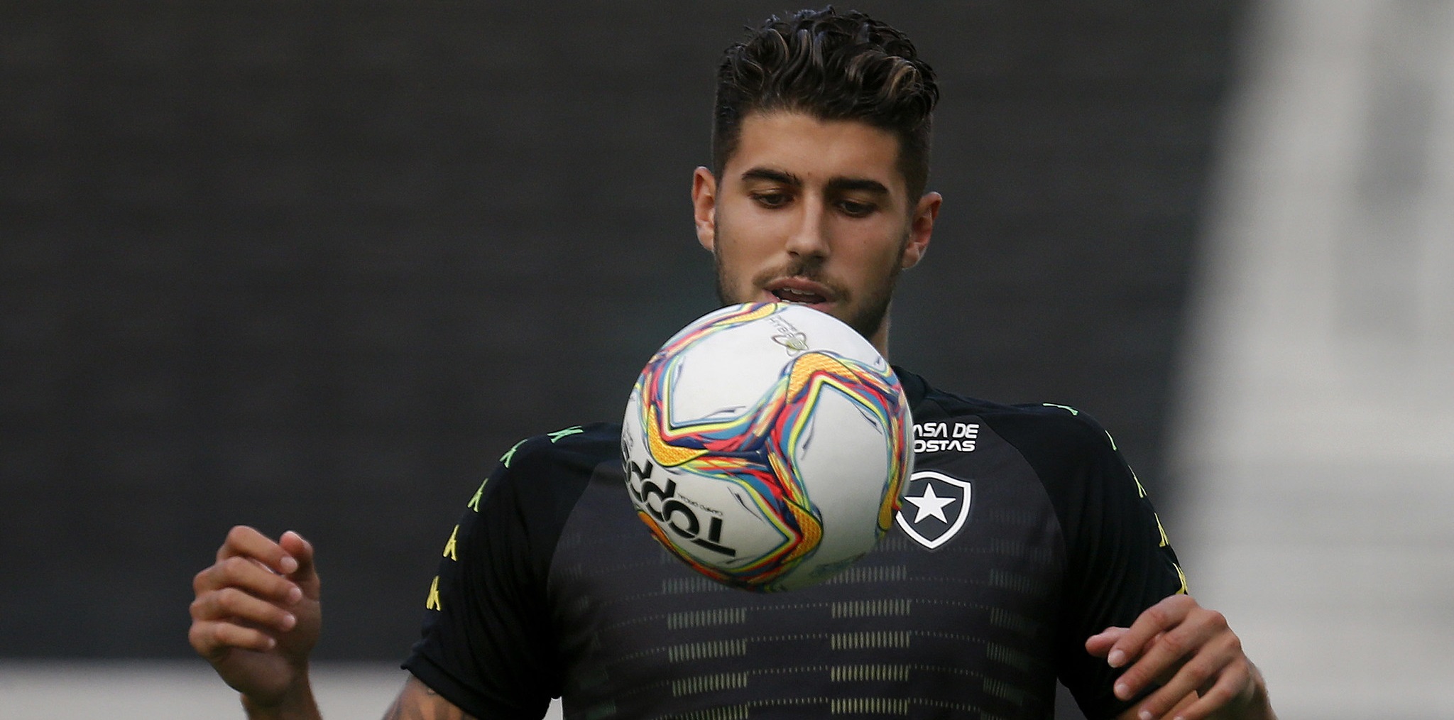 Atacante do Botafogo ‘curte’ título do Fla e se explica: “Fui hackeado”