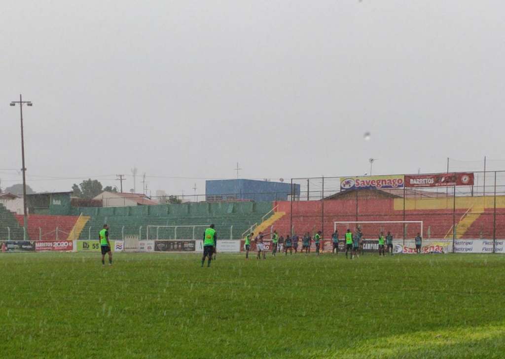 O último treino antes da partida aconteceu na manhã desta quinta-feira (27) sob forte chuva no Estádio da Fortaleza
