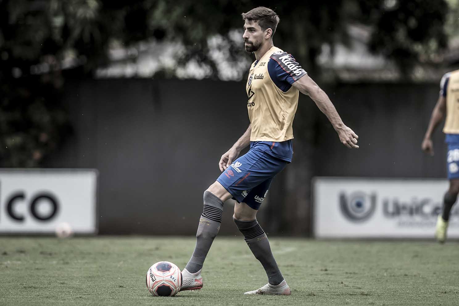 Luan Peres reconhece futebol ruim, mas admite surpresa com pressão sobre Jesualdo