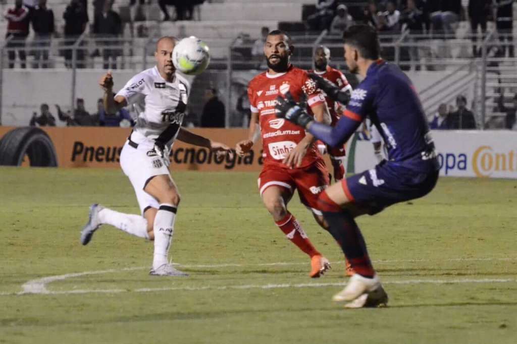 Roger perdeu chances claras e quase colocou tudo a perder (Foto: Alvaro Jr/Ponte Press)