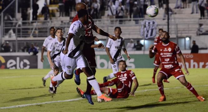 Ponte Preta perdeu mais chances do que Vila Nova durante o jogo. Foto: AAPP