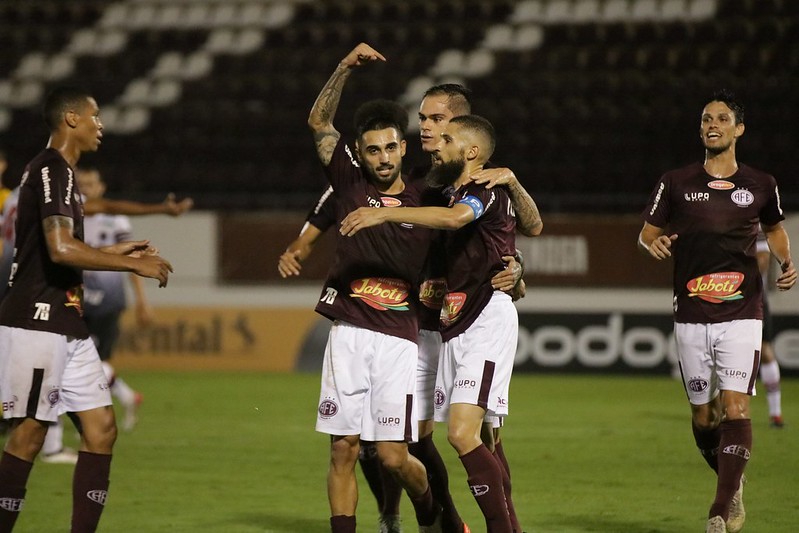 Após vitória na Copa do Brasil, lateral da Ferroviária fala sobre versatilidade