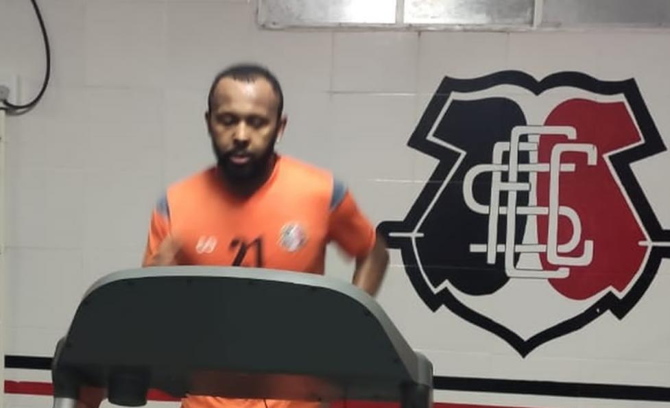 Pernambucano: Reforço do Santa Cruz é regularizado e fica à disposição para clássico