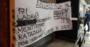Torcida do Corinthians não perdoa má fase, protesta e pede a cabeça de cartola