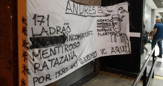 Torcida do Corinthians não perdoa má fase, protesta e pede a cabeça de cartola