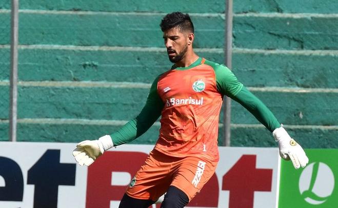 Goleiro do Juventude se irrita com Daronco e fala sobre porte físico: ‘Na rua afina’