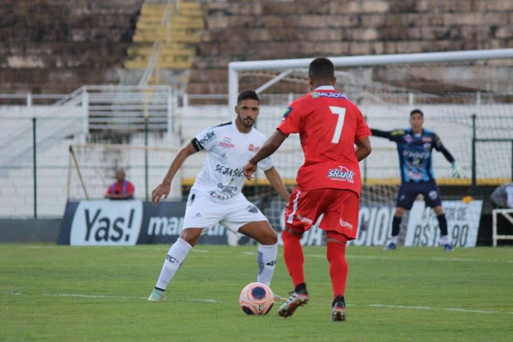 Em casa, o Comercial venceu o Capivariano e ambos estão no G8(Foto: Rafael Alves)