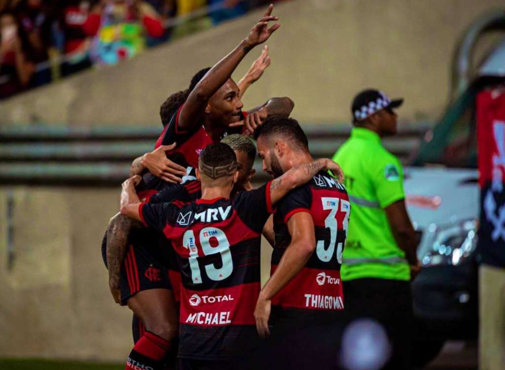Jogadores do Flamengo comemoram um dos três gols de Gabigol