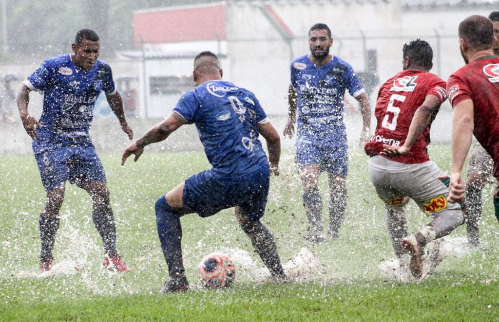 Taubaté contou com ajuda do gramado encharcado para vencer a Portuguesa Santista (Foto: Caíque Toledo/EC Taubaté)