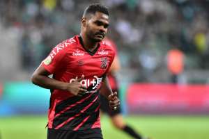 Corinthians faz nova investida por Nikão, do Athletico-PR