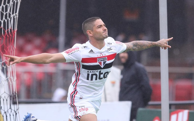 Pato fez um dos gols do jogo